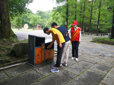 石家庄三亚岛旅游区特勤队副队长刘佳楠规劝游客文明出行